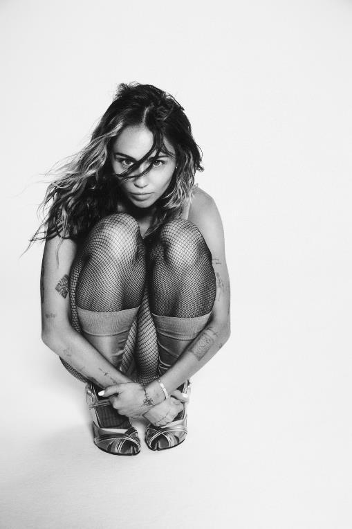 Música: MILEY CIRUS ANUNCIA INTROSPECTIVO SENCILLO NUEVO «USED TO BE&nbsp;YOUNG»