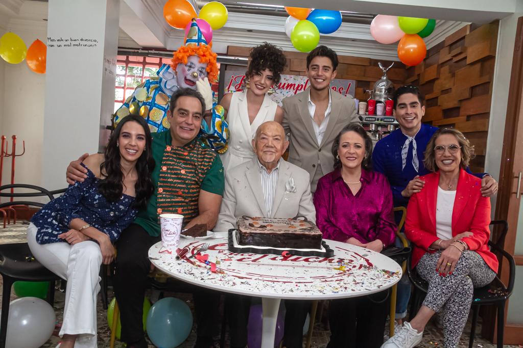 Noticias: COMO DICE EL DICHO FESTEJA CUMPLEAÑOS DEL PRIMER ACTOR SERGIO&nbsp;CORONA