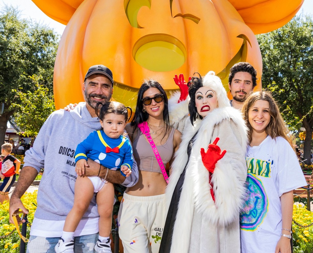 Noticias: DISNEYLAND RESORT: ALEJANDRO FERNÁNDEZ CELEBRA EL CUMPLEAÑOS DE SU NOVIA EN DISNEYLAND RESORT EN&nbsp;CALIFORNIA