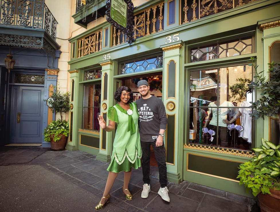 Noticias: DISNEYLAND RESORT: MICHAEL BUBLÉ SE ENCUENTRA CON LA PRINCESA TIANA EN NEW ORLEANS SQUARE EN EL DISNEYLAND&nbsp;PARK