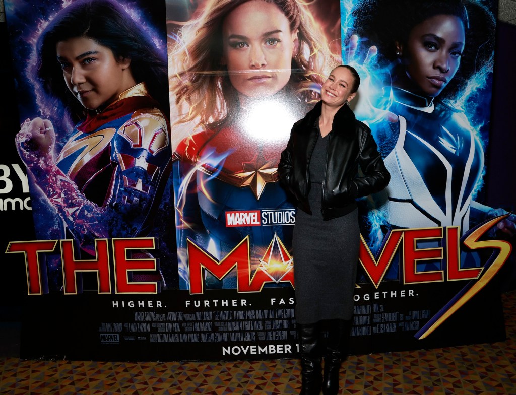 Cine: BRIE LARSON SORPRENDE A SUS FANS CON UNA APARICIÓN EN EL CINE PARA CELEBRAR EL ESTRENO DE THE MARVELS DE MARVEL&nbsp;STUDIOS