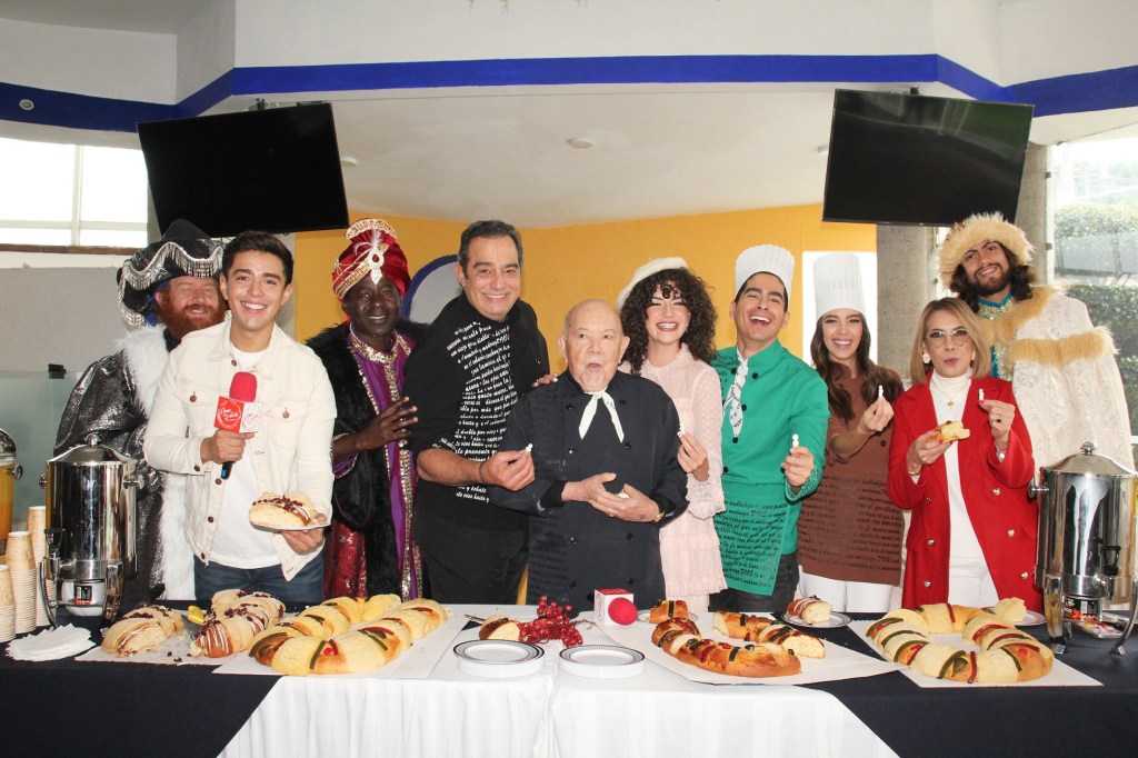 Televisión: ELENCO DE «COMO DICE LE DICHO» PARTIERON LA ROSCA DE REYES