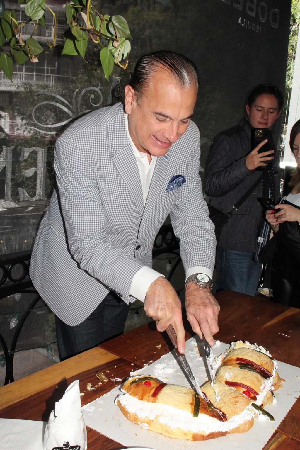 Espectáculos: SUGEY ÁBREGO, PATRICIO CABEZUT Y MARCOS VALDÉS PARTIERON LA TRADICIONAL ROSCA DE&nbsp;REYES