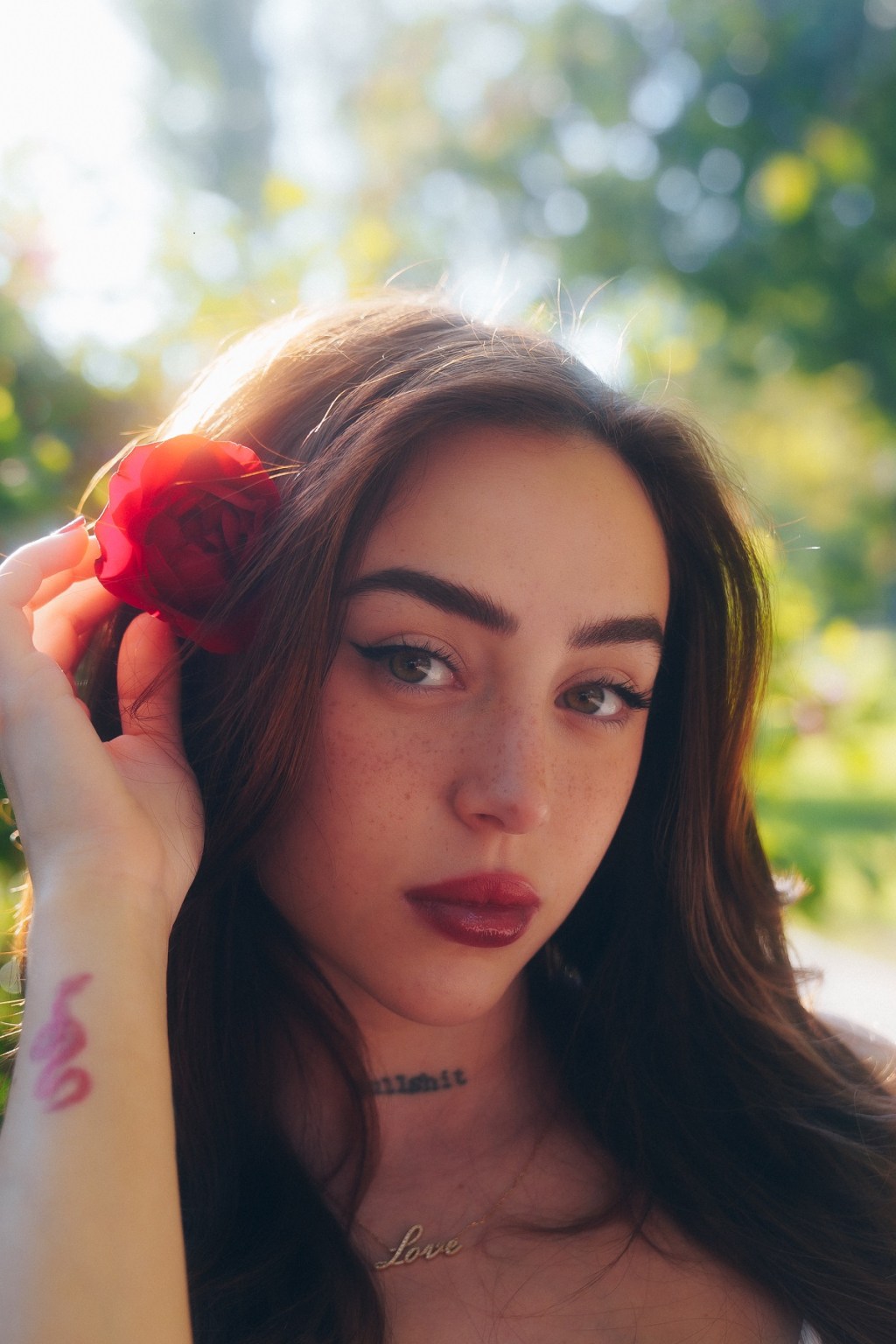 Música: NICKI NICOLE LANZA LA PRIMERA MUESTRA DE SU NUEVA MÚSICA: «OJOS&nbsp;VERDES»