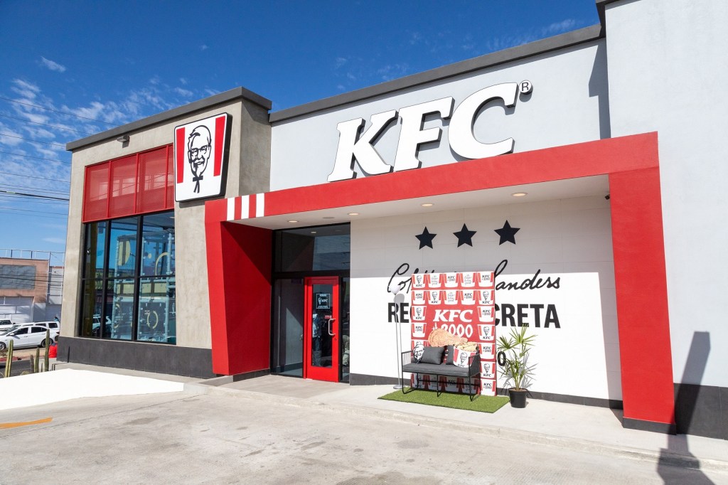 Actualidad: KFC ABRE SU SUCURSAL NÚMERO 2,000 EN LATAM Y LO CELEBRA A LO GRANDE EN CABO SAN LUCAS