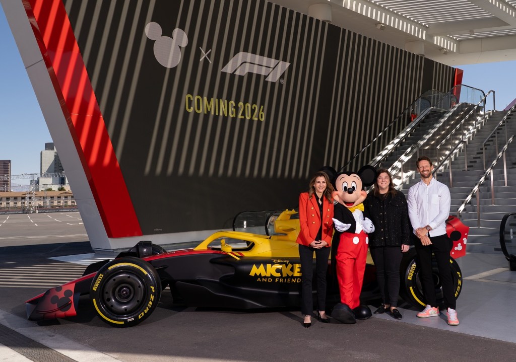 Noticias: DISNEY Y FORMULA 1 REVELAN SU COLABORACIÓN CON MICKEY Y AMIGOS, QUE LANZARÁ EN&nbsp;2026