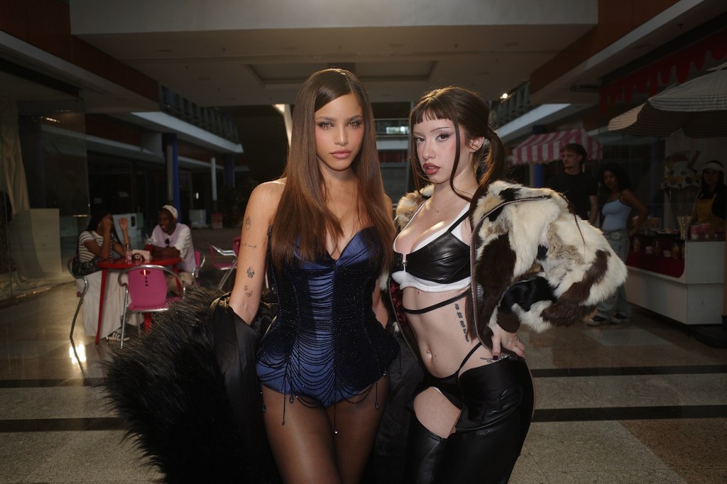 Música: EMILIA ABORDA EL CONSUMISMO Y LA OBSESIÓN POR PERTENCER EN «PASARELLA» FT. SIX&nbsp;SEX